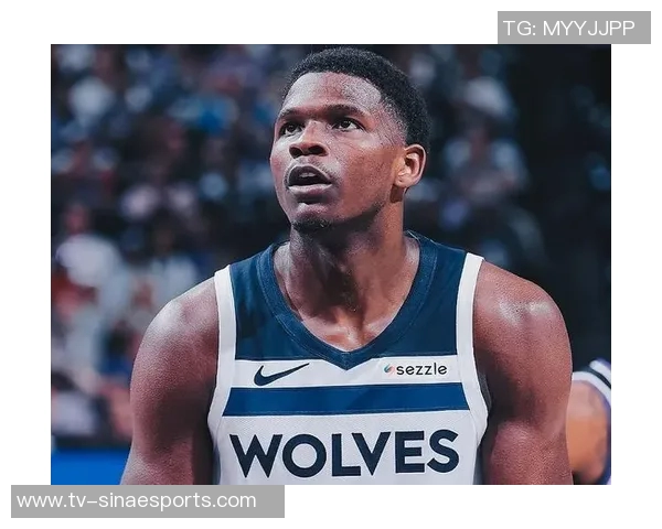 兰德尔表现稳定11投6中贡献14分4篮板1助攻1抢断助力球队胜利