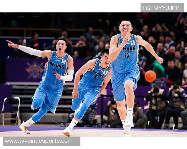 翟晓川妻子分享观赛美照庆祝陪伴第15个赛季只为与你共度每一个瞬间